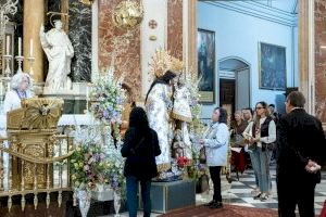 La Basílica acoge el paso ininterrumpido y constante de devotos en el Besamanos pese a la lluvia de las primeras horas