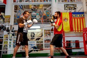 Mompó (PP) se sube al ring en Alboraya para promover el deporte y cuidar al sector