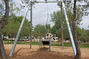 El Ayuntamiento de Benaguasil instala una tirolina en el parque Topairet