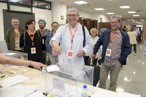 Candidats i candidates a les eleccions municipals de Paiporta voten a les seues corresponents meses
