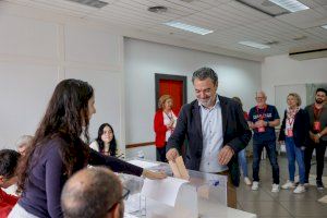 El alcalde de l’Alfàs Vicente Arques vota a primera hora de la mañana y hace un llamamiento para llenar las urnas de votos