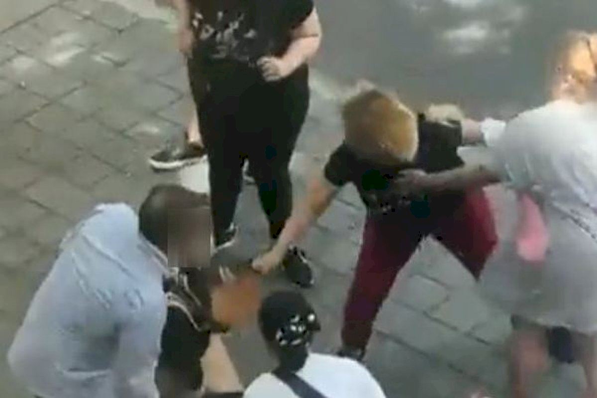 VIDEO | La policía investiga una pelea multitudinaria entre dos clanes con dos mujeres acuchilladas en la Fuente de San Luis en Valencia