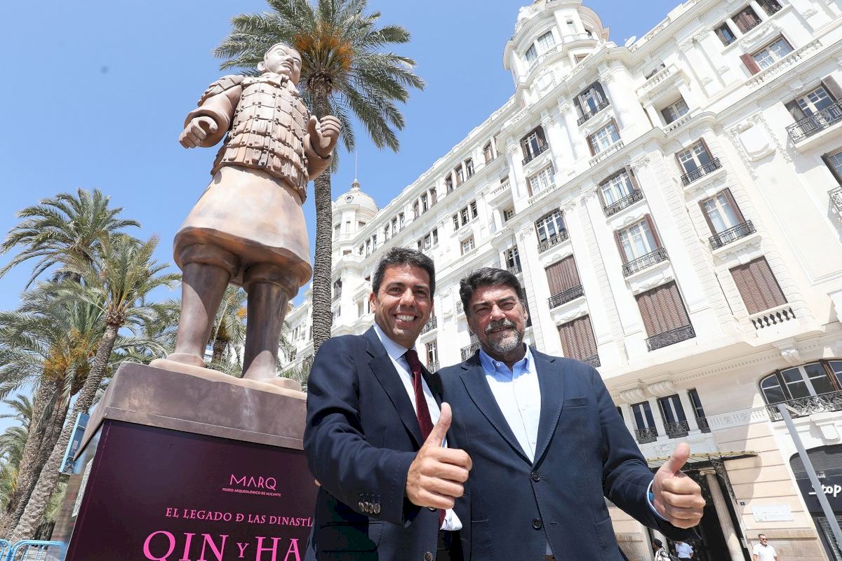 Mazón visita la figura gigante del guerrero de Xi’an que ya luce en el paseo de La Explanada de Alicante