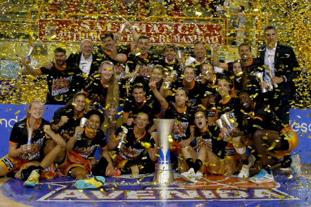 La copa de la Liga Femenina Endesa lograda por el Valencia Basket estará expuesta en Alzira, Aldaya y Valencia