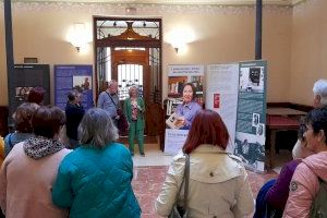 Escola Valenciana promou l’exposició de Carme Miquel que acull el Saló de Cristall de l’Ajuntament de València
