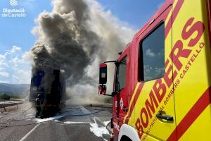 Incendio de dos camiones al chocar en la A7 en La Vilavella