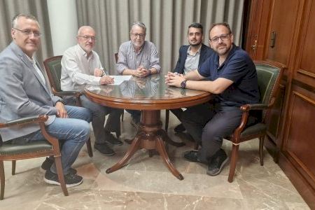 La compañía valenciana Nethits, con sede en Albal, comparte con el alcalde Ramón Marí, su proyecto de expansión y de crecimiento