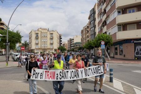 VIDEO | La plataforma por el TRAM se manifiesta entre Sant Joan y Mutxamel por el bloqueo del tranvía