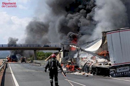 Vuelven los atascos en la A-7 por el incendio de dos camiones en Nules