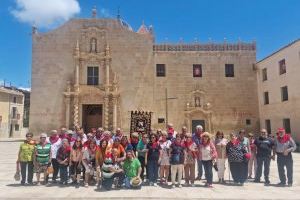 Los integrantes de la Cofradía del Santo Entierro de El Campello peregrinan a Santa Faz