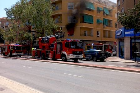 Asistida una mujer por el pavoroso incendio en una vivienda de Alicante
