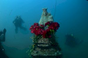 Visita històrica de la Pelegrina en l'ofrena marinera a la imatge submergida de la Mare de Déu
