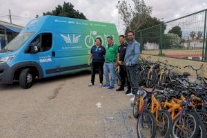 La concejalía de tráfico entrega 60 bicicletas a la asociación “Bicis para la vida”