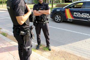 Un policia nacional evita el suïcidi d'una jove des de la planta 24 d'un edifici a València