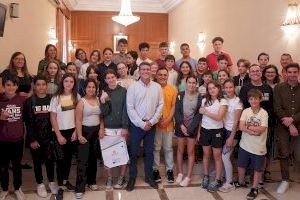 L’alcalde d’Ontinyent reb alumnat d’Eslovènia i del CEIP Bonavista participants a un projecte formatiu europeu