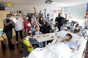 La Guardia Civil visita la planta de Pediatría del Hospital General Universitario Dr. Balmis de Alicante