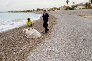 La brigada municipal de Almenara limpia la orilla de la playa Casablanca