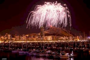 La flama del sentiment vibra de nou en les Fogueres de Sant Joan d'Alacant