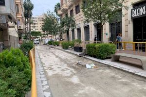 El Regidor de Serveis Urbans d'Alzira supervisa les obres de reparació del paviment al carrer Benito Pérez Galdós
