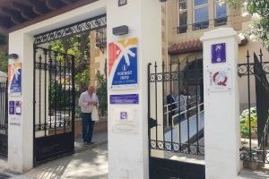 El director general de Turisme visita el ‘Punto Violeta Turístico’ de La Villajoyosa