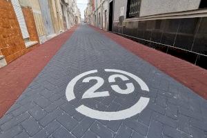 La calle Ruperto Chapí se estrena como vía de plataforma única y preferencia peatonal