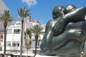 Altea homenatja l'artista Pepe Azorín instal·lant “L’abraç” en el Passeig de la Platja del Bol