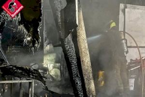 Un incendio arrasa una fábrica de textil de Cocentaina