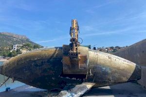 La Conselleria de Obras Públicas comienza a retirar los barcos abandonados de Puerto Blanco