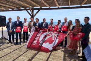 Torrevieja renueva sus 6 banderas Qualitur, que certifican la calidad y la limpieza de las aguas y las arenas de sus playas