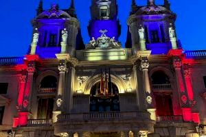 Maria José Català ilumina con la Senyera el Ayuntamiento de Valencia en su primer día en la alcaldía