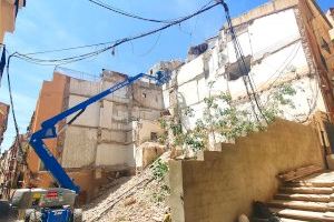 L'Ajuntament de Xixona inicia la demolició d'una altra finca en la futura placeta de l'església