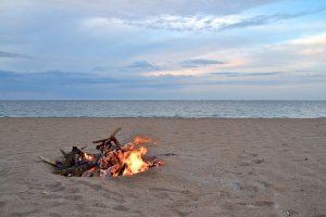 Fogueres de Sant Joan 2023: Tot llest a les platges valencianes per a la nit més màgica de l'any
