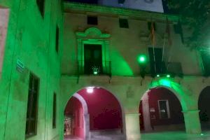 Aspe se ilumina de verde con motivo del Día Mundial de la lucha contra la ELA