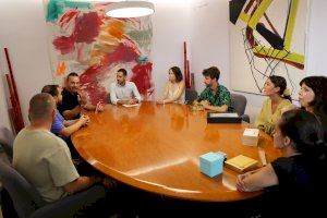 Estudiantes de Mislata presentan en el Ayuntamiento el proyecto “Joyería a Miquel Navarro”