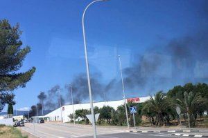 Doble incendi a Castelló: un taller de pneumàtics d'Onda i una empresa d'alumini de Nules