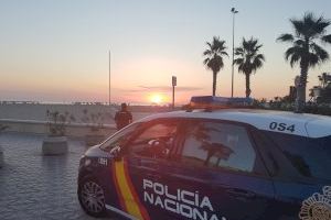 La Policía Nacional despliega el dispositivo especial para la Noche de San Juan en las playas del Cabanyal-Malvarrosa