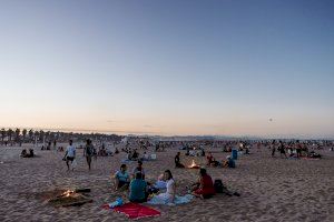 La noche de San Juan “más multitudinaria” en València: más de 100.000 personas abarrotan las playas