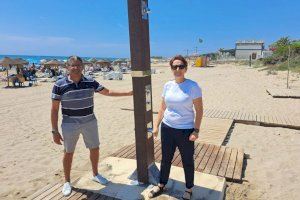 S'instal·len noves dutxes amb llavapeus a les platges d’Alcossebre fabricades amb plàstic reciclat 