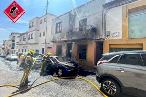 Dos habitatges confinats i diversos cotxes arrasats per l'incendi d'un cotxe avariat a La Nucia