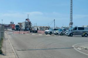 Un camió s'emporta per davant l'estesa telefònica en el Port de Borriana