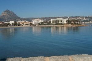 Prohíben el baño en una playa de Xàbia por bacterias fecales