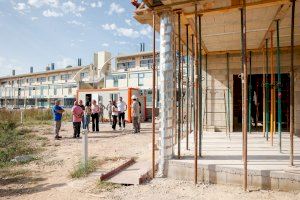 El Ayuntamiento construye un almacén y un baño adaptado en la nueva parcela de huertos urbanos de l’Arabí
