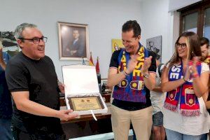 Rubén Alfaro recibe al Deportivo Eldense para felicitarles por el histórico ascenso a Segunda División