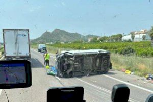 Diversos ferits en bolcar una furgoneta en l'AP7 a La Llosa