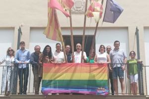 La bandera arc iris oneja a Moncofa i inicia els actes pel Dia de l’Orgull