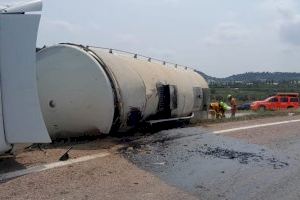 Un camión cargado de mosto vuelca en Chiva y derrama 20.000 litros de jugo