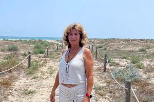 La teniente de alcalde de Almardá observa varios trabajos sin terminar en el perfilado de las playas de Almardá, Corinto y Malvarrosa