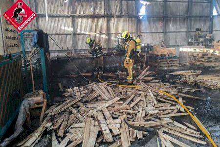 Incendio en una fábrica-almacén de palets en Agost