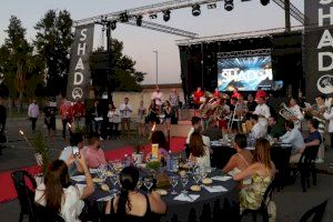 La Federación de Moros y Cristianos celebra la cena de capitanías en el Ágora de Parc Central
