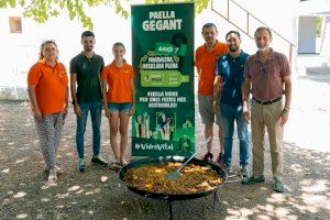 La colla y la gaiata ganadoras de la campaña de Ecovidrio “Vidre Vítol 2023” disfrutan de una paella gigante